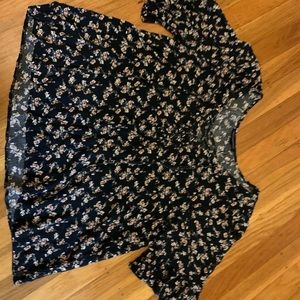 Adorable American Eagle blouse with accent sleeves